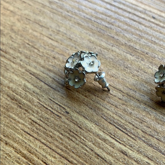 Flower studs - Picture 2 of 2